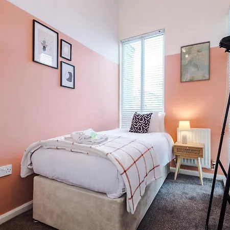 Coop Live Arena & Etihad Stadium 3bedroom House W Secure Parking By Rest&recharge بيت للعطل *