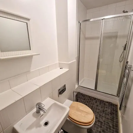 3 Bed Free Parking Near Centre Διαμέρισμα *