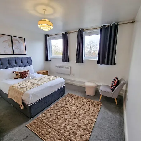 3 Bed Free Parking Near Centre *