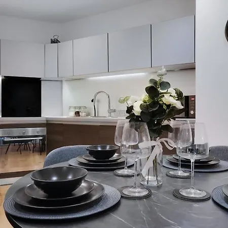 Elegant 2 Bedroom 2 Bathroom With Free Parking,city Centre *