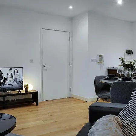 Elegant 2 Bedroom 2 Bathroom With Free Parking,city Centre Apartment *