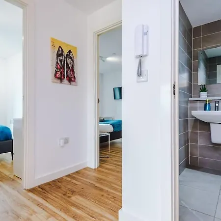 Lux Livin' - Luxury 2 Bed Sky Free Gym *