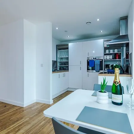 Lux Livin' - Luxury 2 Bed Sky Free Gym *