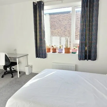 Privatunterkunft Spacious Double With Private Bathroom