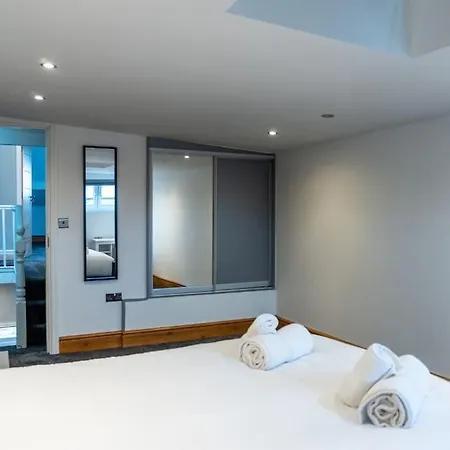 Luxury 4 Bedroom *