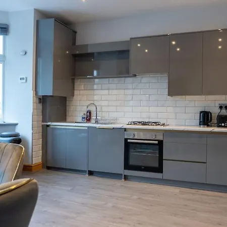 Luxury 4 Bedroom Apartment *