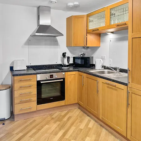 Cozy - 2 Beds, Sleeps 5, Free Parking! *