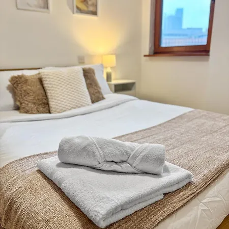 Cozy - 2 Beds, Sleeps 5, Free Parking! Apartment