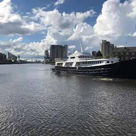 Stunning 130ft Classic Yacht Ботель *