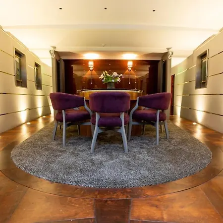 Stunning 130ft Classic Yacht Ботель *