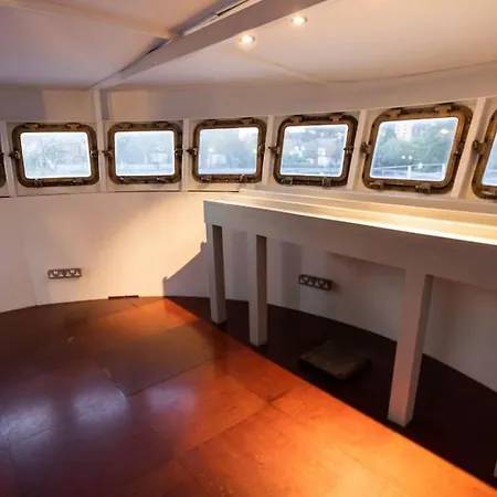 Ботель Stunning 130ft Classic Yacht *