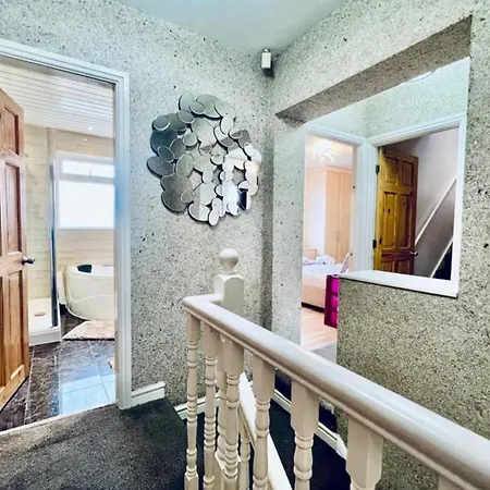 13 Guests - Free Parking - House