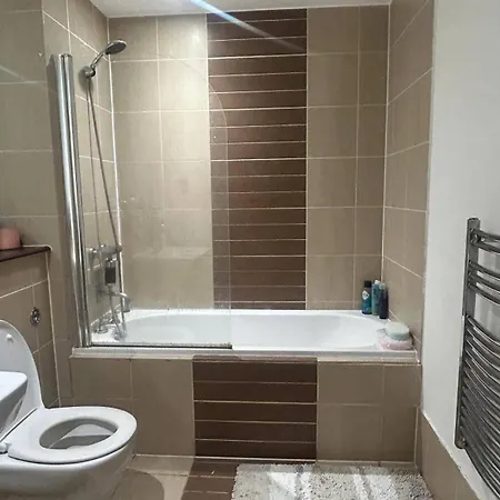 Cozy 5 Min Walk From Arena *