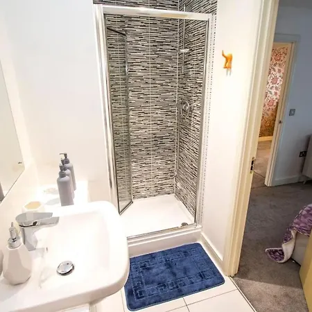 Stunning 3 Bedroom House For 5, Free Parking, Nr Etihad