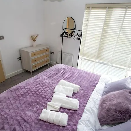Stunning 3 Bedroom House For 5, Free Parking, Nr Etihad