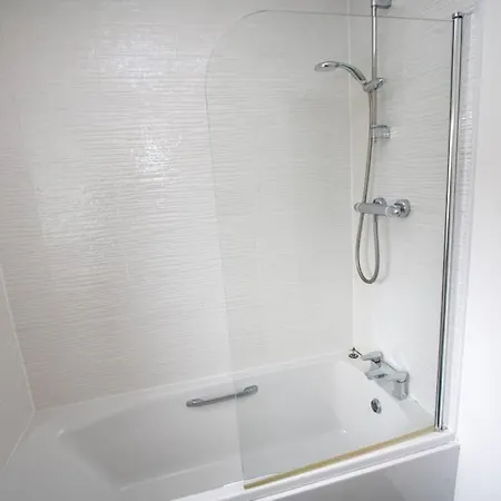 Stunning 3 Bedroom House For 5, Free Parking, Nr Etihad
