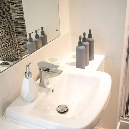 Stunning 3 Bedroom House For 5, Free Parking, Nr Etihad 度假居 *