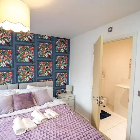 度假居 Stunning 3 Bedroom House For 5, Free Parking, Nr Etihad *