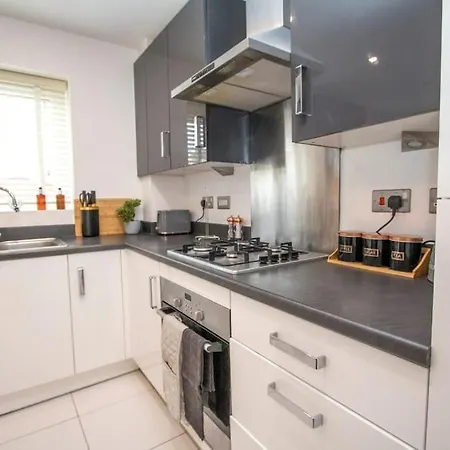 Stunning 3 Bedroom House For 5, Free Parking, Nr Etihad *