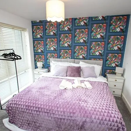 Stunning 3 Bedroom House For 5, Free Parking, Nr Etihad