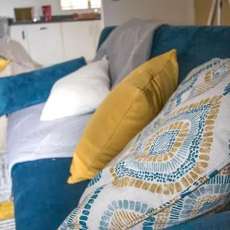 Stunning 3 Bedroom House For 5, Free Parking, Nr Etihad 度假居