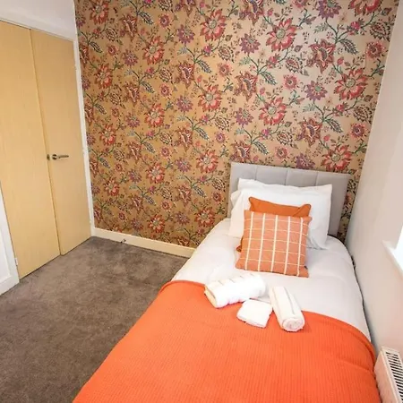 Stunning 3 Bedroom House For 5, Free Parking, Nr Etihad