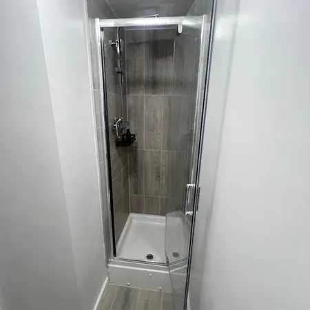 New Getaway House With 2 Free Parking * Manchester