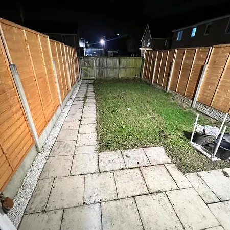 New Getaway House With 2 Free Parking Apartment Manchester