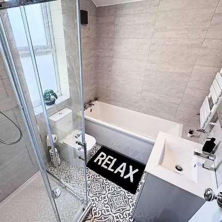 Four Bedroom House By Brookland Serviced Short Lets With Free Wifi * 맨체스터