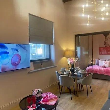 Apartment Pretty Pink Posh Penthouse *