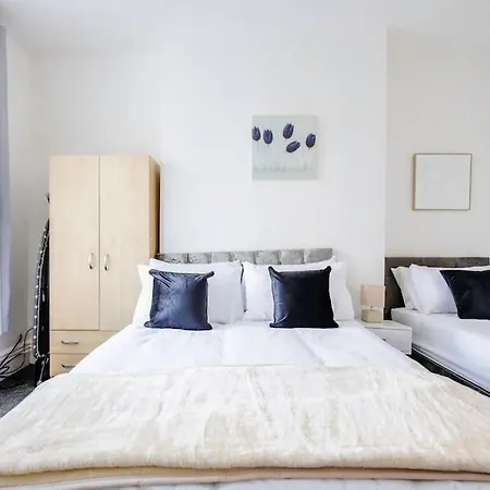 4 Bedroom House, Great Location! Nyaraló *