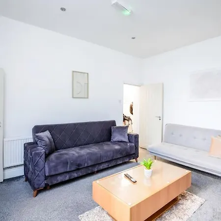 4 Bedroom House, Great Location! Nyaraló