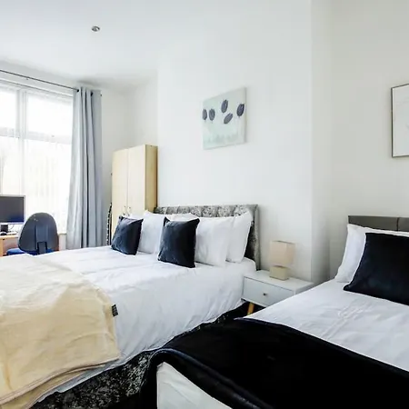 4 Bedroom House, Great Location! Nyaraló Manchester