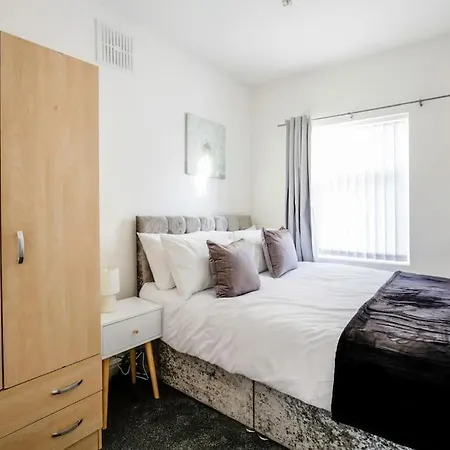 4 Bedroom House, Great Location! Nyaraló