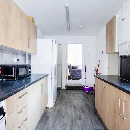4 Bedroom House, Great Location! Nyaraló *