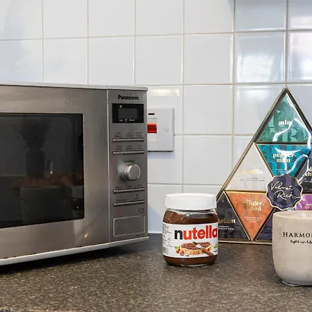 דירה - Beautiful Serviced Apartment, Amazing Location, Close To Old Trafford, Centre, Media City, Etihad, Coop Live, Ao Arena, Salford Quays, Sleeps Up To 6, With Free Private Car Parking *