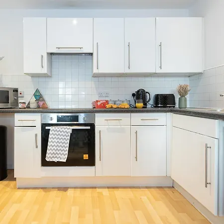 - Beautiful Serviced Apartment, Amazing Location, Close To Old Trafford, Centre, Media City, Etihad, Coop Live, Ao Arena, Salford Quays, Sleeps Up To 6, With Free Private Car Parking