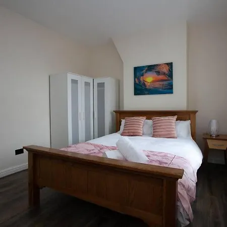 6 Bedroom House 10min Drive From Centre Ferienhaus *