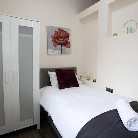6 Bedroom House 10min Drive From Centre * Manchester