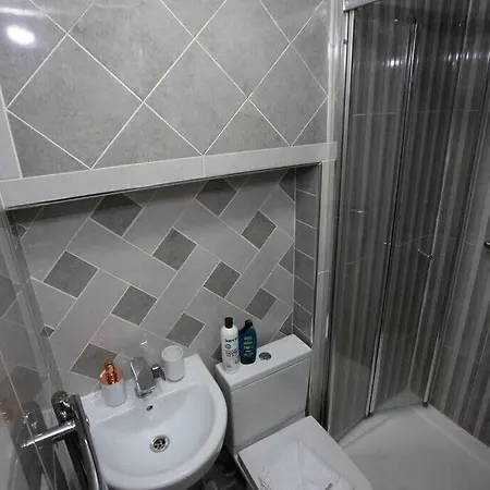 6 Bedroom House 10min Drive From Centre Ferienhaus