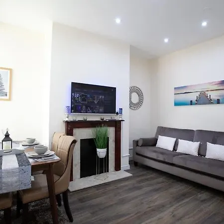 6 Bedroom House 10min Drive From Centre Ferienhaus *