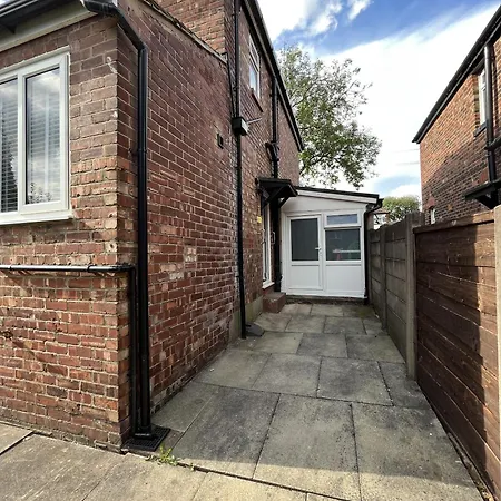 Dom wakacyjny Modern 3-bed Stay-away-home Sleeps 6 Nr Manchester