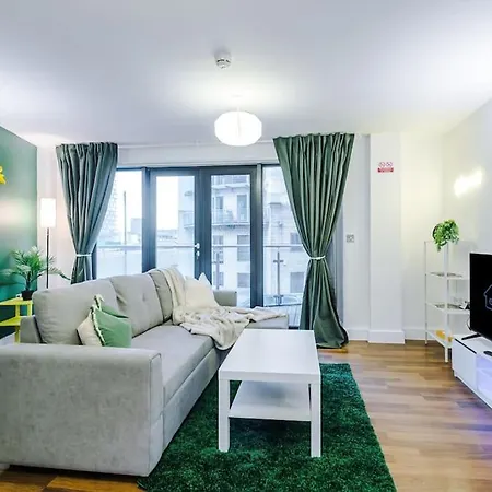 Spacious Deansgate Apartment, Free Park, Sleeps 8 Manchester