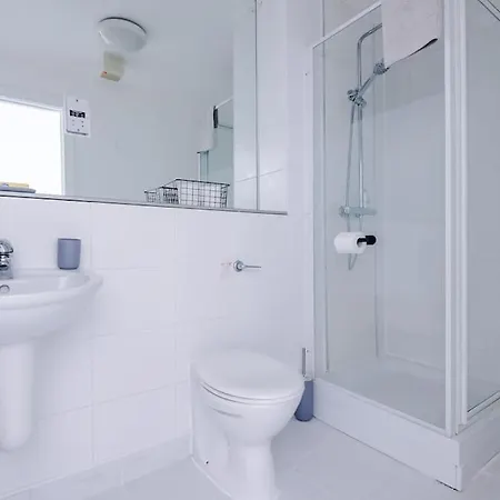 Spacious Deansgate Apartment, Free Park, Sleeps 8