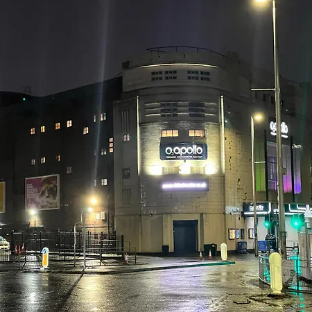 New Getaway House With 2 Free Parking Apartment Manchester