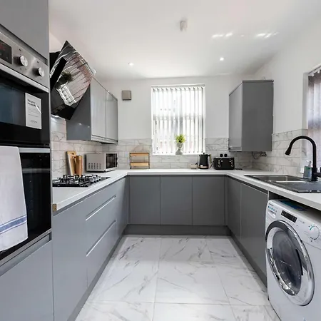 Newly Refurbished 4bedroom House Nr Centre בית נופש