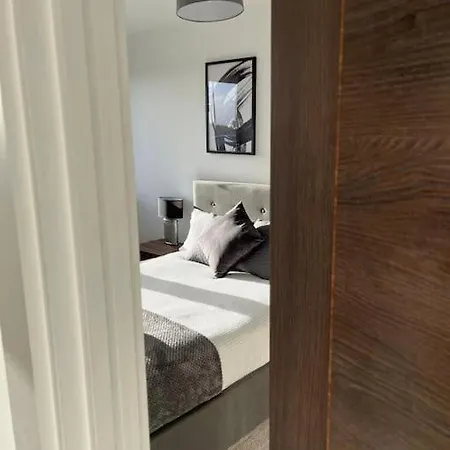 아파트 Modern & Spacious 2 Bed By Old Trafford