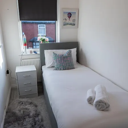 Holiday home House - Sleeps 7 - Parking - Garden - Near Stn Manchester