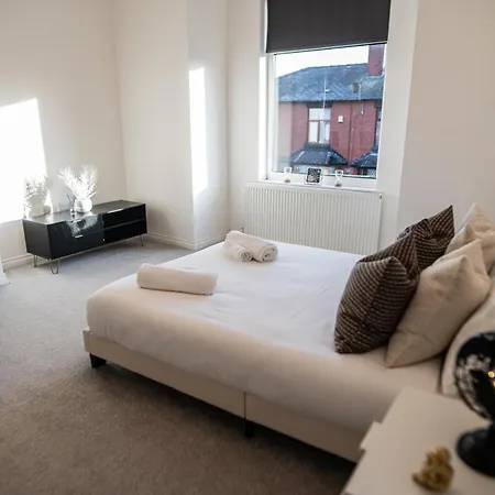 House - Sleeps 7 - Parking - Garden - Near Stn *