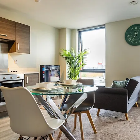 Spacious Studio, Centre , Salford Apartment *